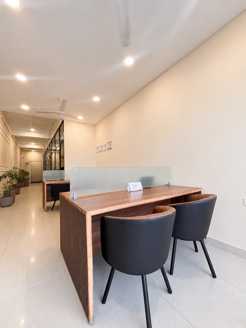 Coworking workstations with slatted walnut desks and cushioned chairs